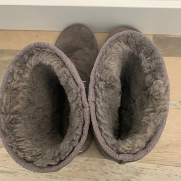 Used Brown UGGS - Picture 6 of 8